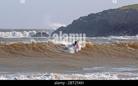 Swansea, Großbritannien, 22. Mai 2020. Surfer, die heute Abend das Beste aus dem Sturmsurfen in der Langland Bay in der Nähe von Swansea machen. Bild von Lisa Dawson Rees Stockfoto