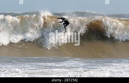Swansea, Großbritannien, 22. Mai 2020. Surfer, die heute Abend das Beste aus dem Sturmsurfen in der Langland Bay in der Nähe von Swansea machen. Bild von Lisa Dawson Rees Stockfoto