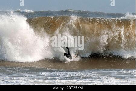 Swansea, Großbritannien, 22. Mai 2020. Surfer, die heute Abend das Beste aus dem Sturmsurfen in der Langland Bay in der Nähe von Swansea machen. Bild von Lisa Dawson Rees Stockfoto