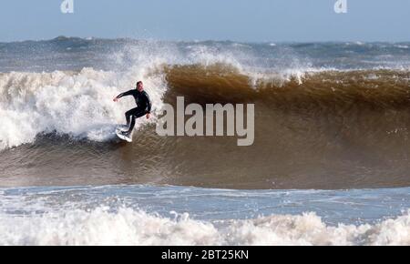 Swansea, Großbritannien, 22. Mai 2020. Surfer, die heute Abend das Beste aus dem Sturmsurfen in der Langland Bay in der Nähe von Swansea machen. Bild von Lisa Dawson Rees Stockfoto