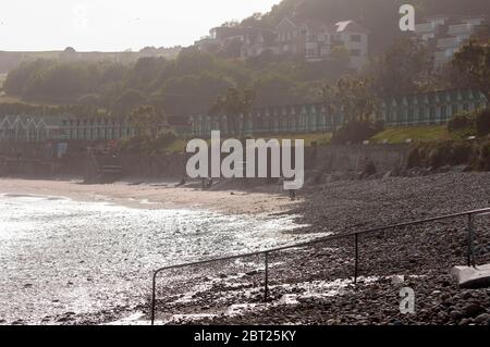 Swansea, Großbritannien, 22. Mai 2020. Leute am Strand von Langland Bay in der Nähe von Swansea heute Abend. Bild von Lisa Dawson Rees Stockfoto