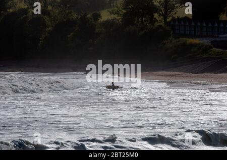 Swansea, Großbritannien, 22. Mai 2020. Surfer, die heute Abend das Beste aus dem Sturmsurfen in der Langland Bay in der Nähe von Swansea machen. Bild von Lisa Dawson Rees Stockfoto