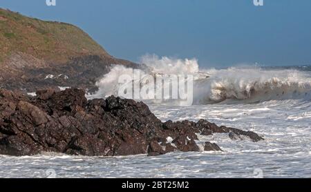 Swansea, Großbritannien, 22. Mai 2020. An diesem Abend schlagen riesige Wellen in die Felsen der Rotherslade Bay nahe Swansea. Bild von Lisa Dawson Rees Stockfoto