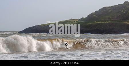 Swansea, Großbritannien, 22. Mai 2020. Surfer, die heute Abend das Beste aus dem Sturmsurfen in der Langland Bay in der Nähe von Swansea machen. Bild von Lisa Dawson Rees Stockfoto