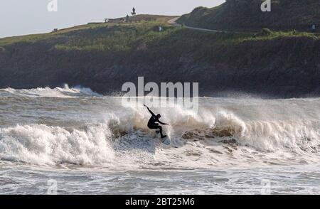 Swansea, Großbritannien, 22. Mai 2020. Surfer, die heute Abend das Beste aus dem Sturmsurfen in der Langland Bay in der Nähe von Swansea machen. Bild von Lisa Dawson Rees Stockfoto