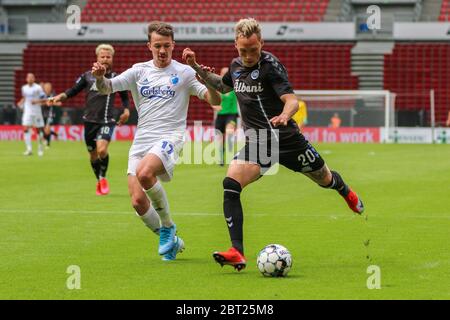 Kopenhagen, Dänemark. Mai 2020. Jacob Barrett Laursen (20) von Odense Boldklub und Karlo Bartolec (17) vom FC Kopenhagen bei einem Trainingsspiel zwischen FC Kopenhagen und ob in Telia Parken. Ab nächster Woche wird die dänische Superliga wieder starten, aber ohne Fans auf den Stadien aufgrund des Ausbruchs des Corona-Virus. (Foto: Gonzales Photo/Alamy Live News Stockfoto