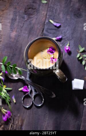 Kaffeetasse auf altem Tisch.Espresso zum Frühstück.aromatische heiße drink.fresh Lebensmittel. Stockfoto