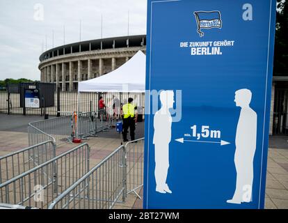 Berlin, Deutschland. Mai 2020. Fußball, Bundesliga, Hertha BSC - 1 FC Union Berlin, 27. Spieltag: Ein Schild am Olympiastadion zeigt die Mindestdistanz an. Quelle: Fabian Sommer/dpa/Alamy Live News Stockfoto