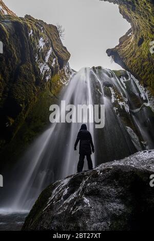 Silhouette einer Frau auf Felsen von Gljufrafoss, Hamragardar, Südisland, Island Stockfoto