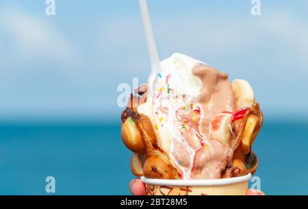 Großes Eis in Bubble Waffle am Strand. Nahaufnahme Stockfoto