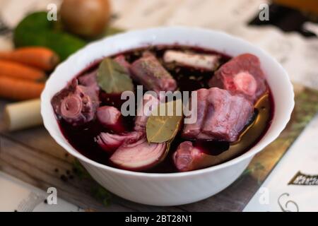 Herstellung eines traditionellen mediterranen Ochsenschwanz Rezept: Marinierung des Ochsenschwanzes in Wein und einigen Arten Stockfoto