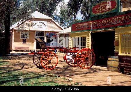 Alte Pferdekutsche und Gebäude in Pioneer Settlement, Swan Hill, Australien - 1974 abgebildet Stockfoto