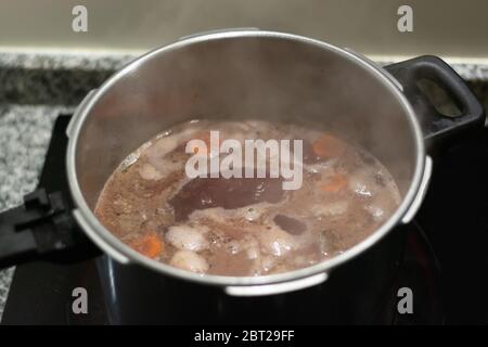 Zubereitung eines traditionellen mediterranen Ochsenschwanz-Rezepts: Kochen des Ochsenschwanzes Stockfoto