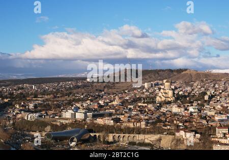 Tiflis Blick auf die Stadt, Hauptstadt von Georgien bei schönem Tag. Blick auf Rike Park, moderne Konzerthalle, Präsidentenverwaltung, Dreifaltigkeitskathedrale – gleiche Stockfoto