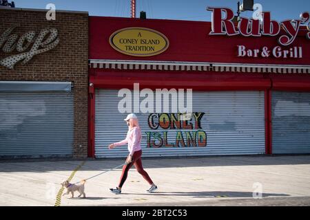 New York, USA. Mai 2020. Eine Frau, die ihren Hund auf der Promenade von Coney Island inmitten der Coronavirus-Pandemie spazieren geht. Gouverneur Cuomo von New York kündigte Anfang dieser Woche an, dass die Strände des Staates für das Labor Day Wochenende geöffnet werden würden, Die Strände von New York City bleiben jedoch weiterhin für Baden und Versammlungen gesperrt, eine Nichtbeachtung würde zu Einzäunungen führen, die den Zugang von Menschen verhindern. Quelle: Braulio Jatar/SOPA Images/ZUMA Wire/Alamy Live News Stockfoto