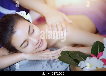Schöne Frau mit einer Massage in einem Spa, Thailand Stockfoto