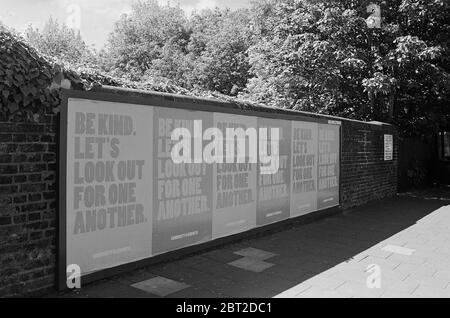 Plakate, die während der Coronavirus-Krise im Mai 2020 eine positive Botschaft an einer Wand im Amhurst Park, im Norden Londons, Großbritannien, zeigen Stockfoto