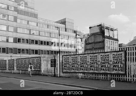 Plakate, die während der Sperrung des Coronavirus eine Nachricht auf einem Zaun in Shoreditch, East London UK, tragen Stockfoto