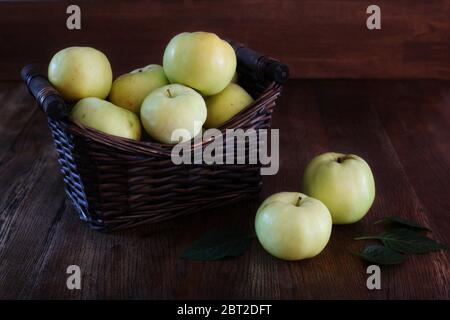 Äpfel-Korb - symbolisches Bild. Konzept für gesunde Ernährung. holzhintergrund. Vorderansicht. Kopierbereich. Stockfoto