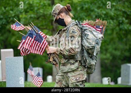 Arlington, Vereinigte Staaten Von Amerika. Mai 2020. Arlington, Vereinigte Staaten von Amerika. 21 Mai 2020. Soldaten mit dem 3d U.S. Infantry Regiment, tragen PSA, legen Flaggen auf Grabsteinen während der Flaggen-in Zeremonie auf dem Arlington National Cemetery, der den Beginn des Memorial Day Feiertags am 21. Mai 2020 in Arlington, Virginia, markiert. Kredit: Elizabeth Fraser/DOD/Alamy Live News Stockfoto