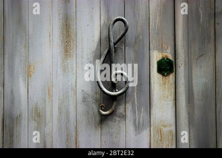 Dreifach-Klefförner Türgriff auf einer Holztür Stockfoto