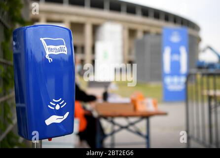 Berlin, Deutschland. Mai 2020. Fußball: Bundesliga, Hertha BSC - 1 FC Union Berlin, 27. Spieltag im Olympiastadion. Am Eingang des Stadions ist ein Desinfektionsmittelspender im Hertha-Look aufgestellt. Kredit: Stuart Franklin/Getty Images Europe/Pool/dpa - nur für die Verwendung in Übereinstimmung mit vertraglichen Vereinbarung/dpa/Alamy Live News Stockfoto