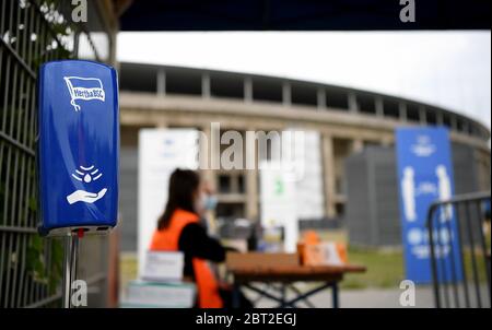 Berlin, Deutschland. Mai 2020. Fußball: Bundesliga, Hertha BSC - 1 FC Union Berlin, 27. Spieltag im Olympiastadion. Am Eingang des Stadions ist ein Desinfektionsmittelspender im Hertha-Look aufgestellt. Kredit: Stuart Franklin/Getty Images Europe/Pool/dpa - nur für die Verwendung in Übereinstimmung mit vertraglichen Vereinbarung/dpa/Alamy Live News Stockfoto