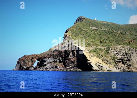 Felsige Küstenansicht der Salina Inseln in den Äolischen Inseln, Sizilien, Italien Stockfoto