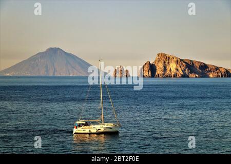 Segeln entlang der Äolischen Inseln in Sizilien, Italien, mit Blick auf den Vulkan Stromboli im Hintergrund. Stockfoto