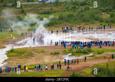 Ausbruch des berühmten Strokkur Geysir in Island Stockfoto