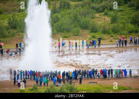 Ausbruch des berühmten Strokkur Geysir in Island Stockfoto