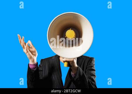 Geschäftsfrau Holding Megaphone vor blauem Hintergrund Stockfoto