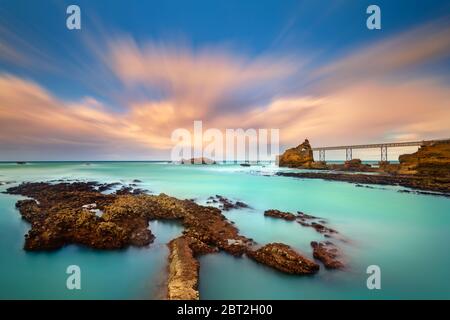 Rocher de la Vierge bei Sonnenaufgang, Pyrenäen-Atlantiques, Nouvelle-Aquitaine, Biarritz, Frankreich Stockfoto