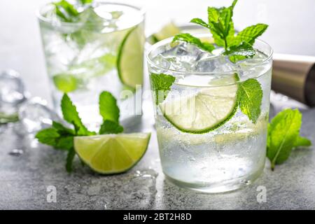 Erfrischender Mojito-Cocktail im Sommer Stockfoto