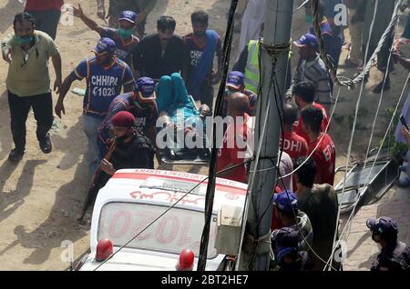 Ansicht des Veranstaltungsortes nach Flugzeugabsturz in einem Wohngebiet in der Nähe eines Flughafens, auf der Model Colony Malir in Karachi am Freitag, 22. Mai 2020. Der Flug hatte 90 Passagiere und flog von Lahore nach Karachi, als er im dicht besiedelten Jinnah-Garten nahe der Model Colony in Malir zusammenbrach. Stockfoto