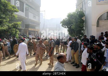 Ansicht des Veranstaltungsortes nach Flugzeugabsturz in einem Wohngebiet in der Nähe eines Flughafens, auf der Model Colony Malir in Karachi am Freitag, 22. Mai 2020. Der Flug hatte 90 Passagiere und flog von Lahore nach Karachi, als er im dicht besiedelten Jinnah-Garten nahe der Model Colony in Malir zusammenbrach. Stockfoto