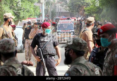 Ansicht des Veranstaltungsortes nach Flugzeugabsturz in einem Wohngebiet in der Nähe eines Flughafens, auf der Model Colony Malir in Karachi am Freitag, 22. Mai 2020. Der Flug hatte 90 Passagiere und flog von Lahore nach Karachi, als er im dicht besiedelten Jinnah-Garten nahe der Model Colony in Malir zusammenbrach. Stockfoto