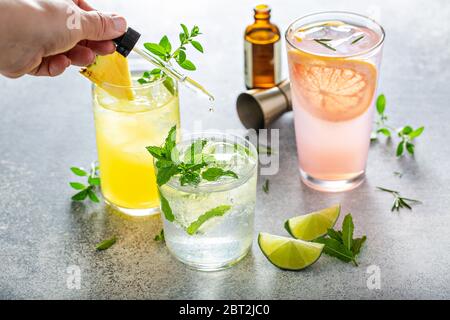 Erfrischende Sommercocktails auf dem Tisch Stockfoto
