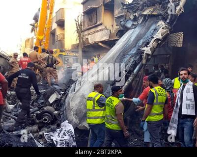 Ansicht des Veranstaltungsortes nach Flugzeugabsturz in einem Wohngebiet in der Nähe eines Flughafens, auf der Model Colony Malir in Karachi am Freitag, 22. Mai 2020. Der Flug hatte 90 Passagiere und flog von Lahore nach Karachi, als er im dicht besiedelten Jinnah-Garten nahe der Model Colony in Malir zusammenbrach. Stockfoto