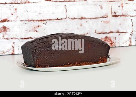 Schokoladenkuchen, Topfkuchen oder sogar Torte mit Schokoladensauce Stockfoto