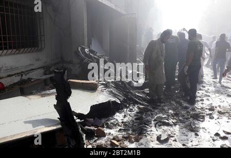 Ansicht des Veranstaltungsortes nach Flugzeugabsturz in einem Wohngebiet in der Nähe eines Flughafens, auf der Model Colony Malir in Karachi am Freitag, 22. Mai 2020. Der Flug hatte 90 Passagiere und flog von Lahore nach Karachi, als er im dicht besiedelten Jinnah-Garten nahe der Model Colony in Malir zusammenbrach. Stockfoto