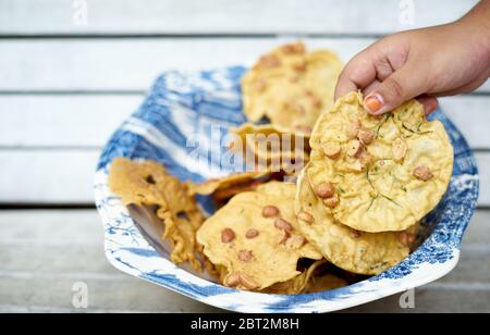 Frittierte Erdnusscracker, traditioneller Peyek kacang aus Indonesien Stockfoto