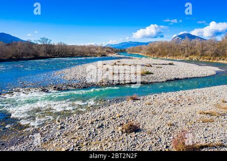 Flussbett in einer natürlichen Landschaft. Aragon Fluss in der Nähe von Yesa Stausee. Zaragoza, Aragon, Spanien, Europa. Stockfoto