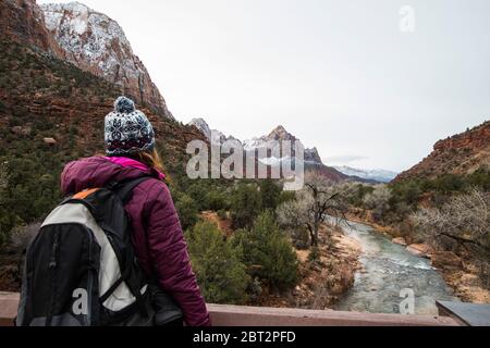 Rückansicht der Frau, die die Ansicht betrachtet, Zion Nationalpark, Utah, USA Stockfoto