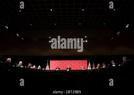 US-Vizepräsident Mike Pence und Florida Gov. Ron DeSantis nehmen an einem Roundtable mit führenden Unternehmen der Hotellerie und Tourismusbranche im Rosen Shingle Creek Hotel am 20. Mai 2020 in Orlando, Florida, Teil. Stockfoto