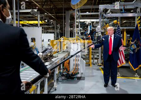 Ypsilanti, Vereinigte Staaten Von Amerika. Mai 2020. Ypsilanti, Vereinigte Staaten von Amerika. 21 Mai 2020. US-Präsident Donald Trump, wird vom lokalen Fernsehen während einer Tour durch die Ford Rawsonville Fabrik, die von der Herstellung von Autos zu Modell A-E Ventilatoren verdeckt, um mit der COVID-19, Coronavirus Pandemie 21. Mai 2020 in Ypsilanti, Michigan zu unterstützen interviewt. Quelle: Tia Dufour/White House Photo/Alamy Live News Stockfoto