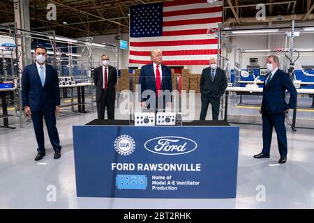 Ypsilanti, Vereinigte Staaten Von Amerika. Mai 2020. Ypsilanti, Vereinigte Staaten von Amerika. 21 Mai 2020. US-Präsident Donald Trump, Touren die Ford Rawsonville Fabrik, die von der Herstellung von Autos zu Modell A-E Ventilatoren abgedeckt, um mit der COVID-19, Coronavirus Pandemie 21. Mai 2020 in Ypsilanti, Michigan zu unterstützen. Quelle: Tia Dufour/White House Photo/Alamy Live News Stockfoto