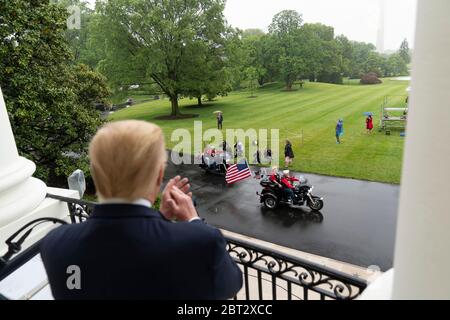 Washington, Vereinigte Staaten Von Amerika. Mai 2020. Washington, Vereinigte Staaten von Amerika. 22 Mai 2020. US-Präsident Donald Trump applaudiert Veteranen, die an der Rolling to Remember: Evening Our Nations Veterans and POW-MIA Motorradrallye teilnehmen, wenn sie den South Lawn des Weißen Hauses verlassen 22. Mai 2020 in Washington, DC die Veranstaltung ist Teil des Memorial Day Weekend. Kredit: Sealah Craighead/White House Foto/Alamy Live News Stockfoto