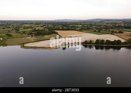 Schöne Aussicht auf den See und die Landschaft mit entfernten Hügeln aufgenommen England Stockfoto