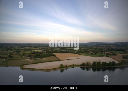 Britische Landschaft mit See und Hügeln in der Ferne Stockfoto